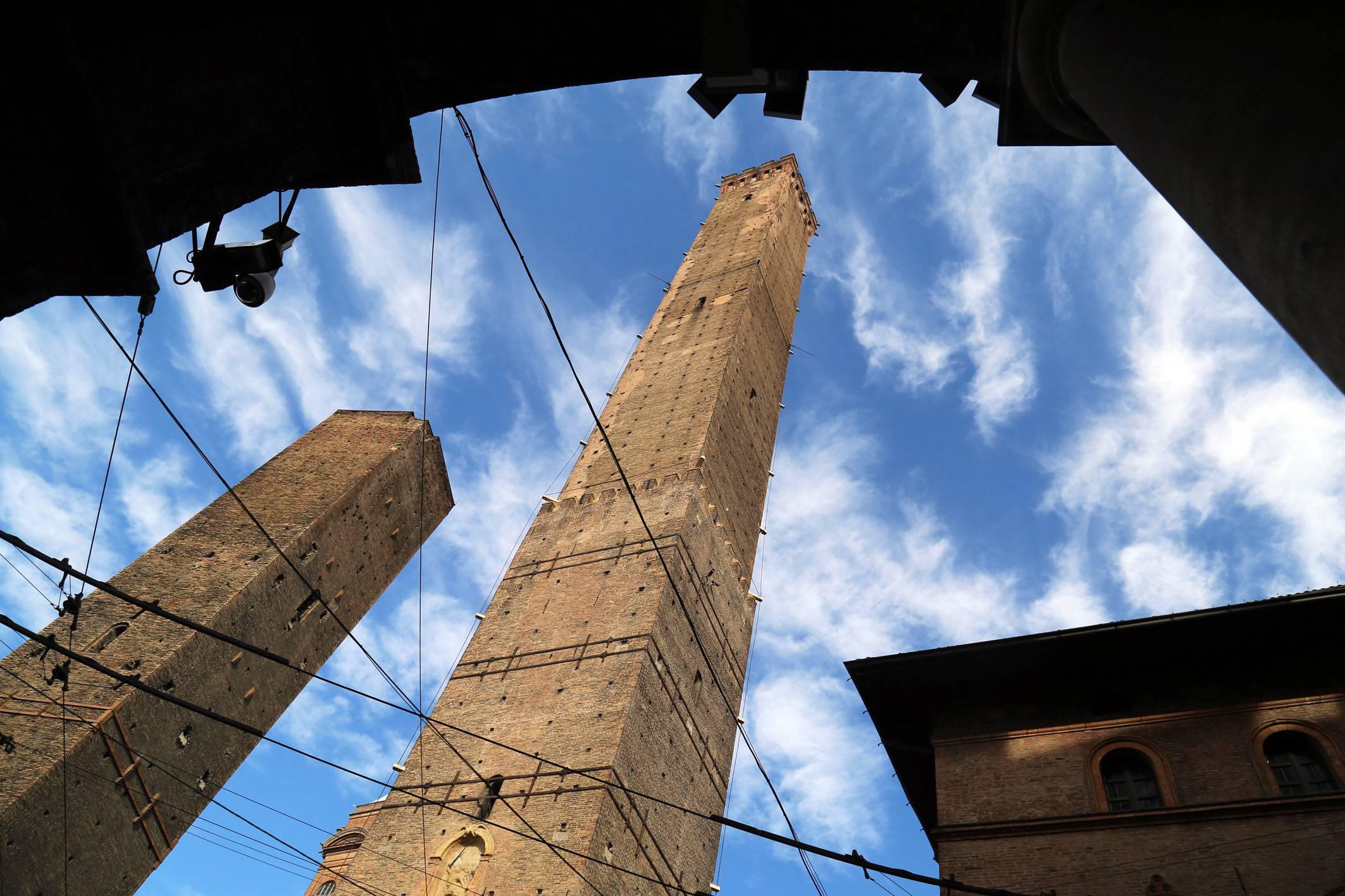 Bologna transenna le due Torri, la Garisenda osservata speciale