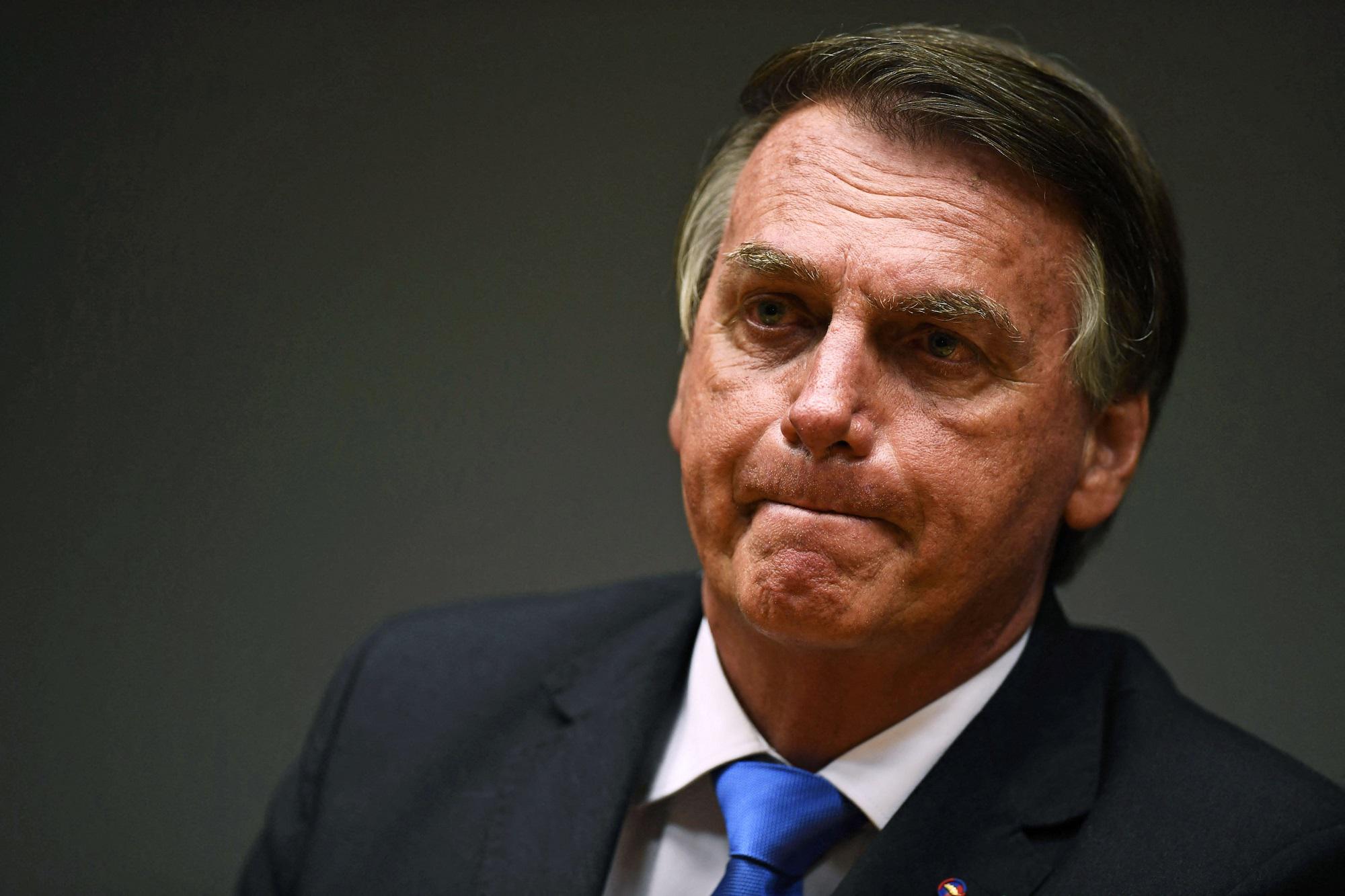 Bolsonaro indagato per aver 'molestato' una balena