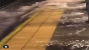 Bomba d'acqua New York, cascata in metro - video