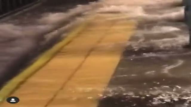 Bomba d'acqua New York, cascata in metro - video