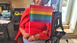 Bonino con la bandiera arcobaleno: "Dove marcia il Pride scoppia la pace, ballate urlate e cantate"