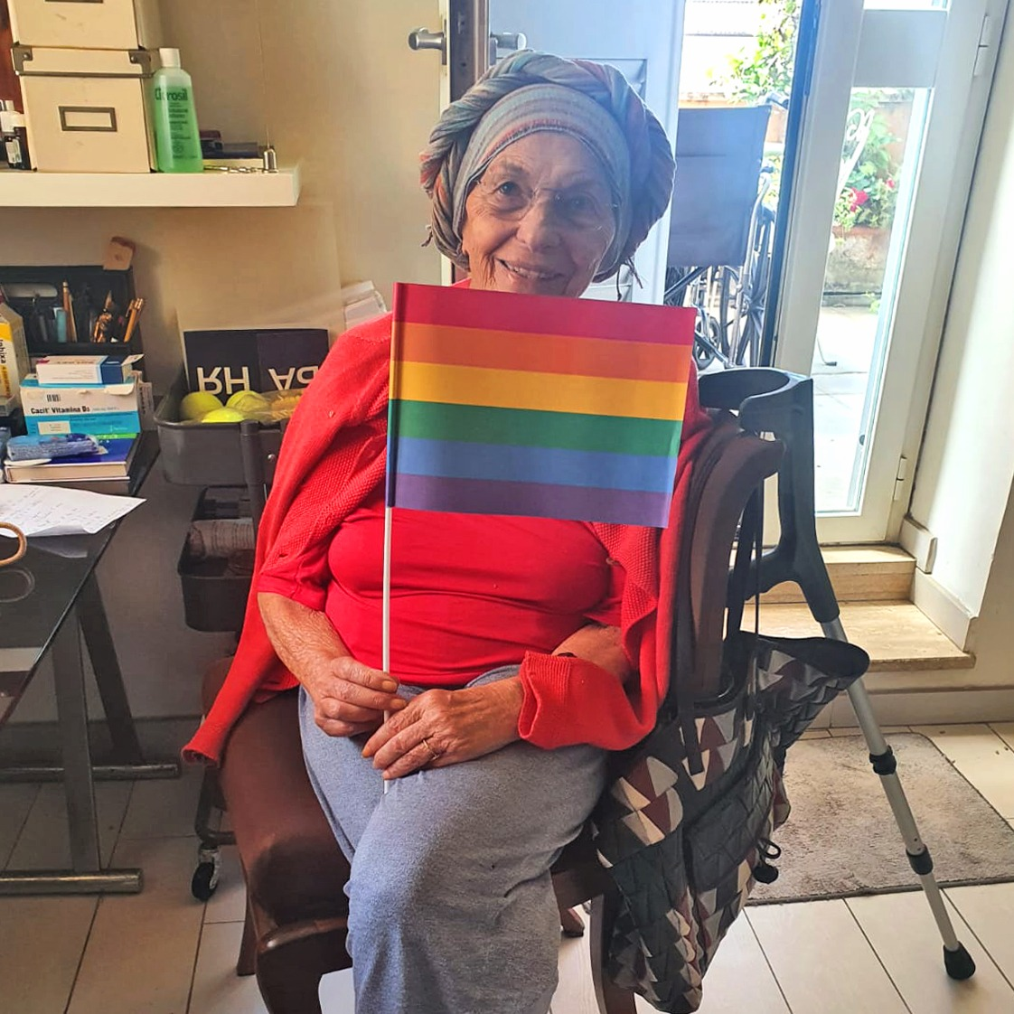 Bonino con la bandiera arcobaleno: "Dove marcia il Pride scoppia la pace, ballate urlate e cantate"