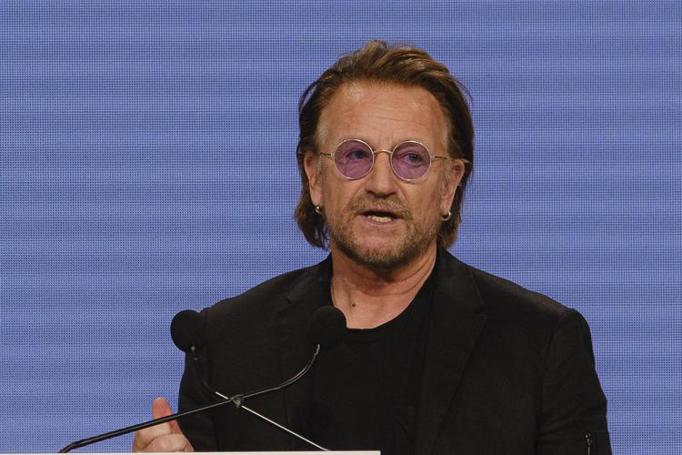 Bono 'boccia' gli U2: "Che imbarazzo le nostre canzoni"