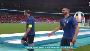 Bonucci e la pastasciutta per i tifosi inglesi - Video