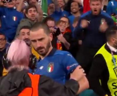 Bonucci scambiato per invasore di campo, il video