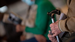 Bonus 850 euro per gli anziani, al via domande all'Inps: a chi spetta e come richiederlo