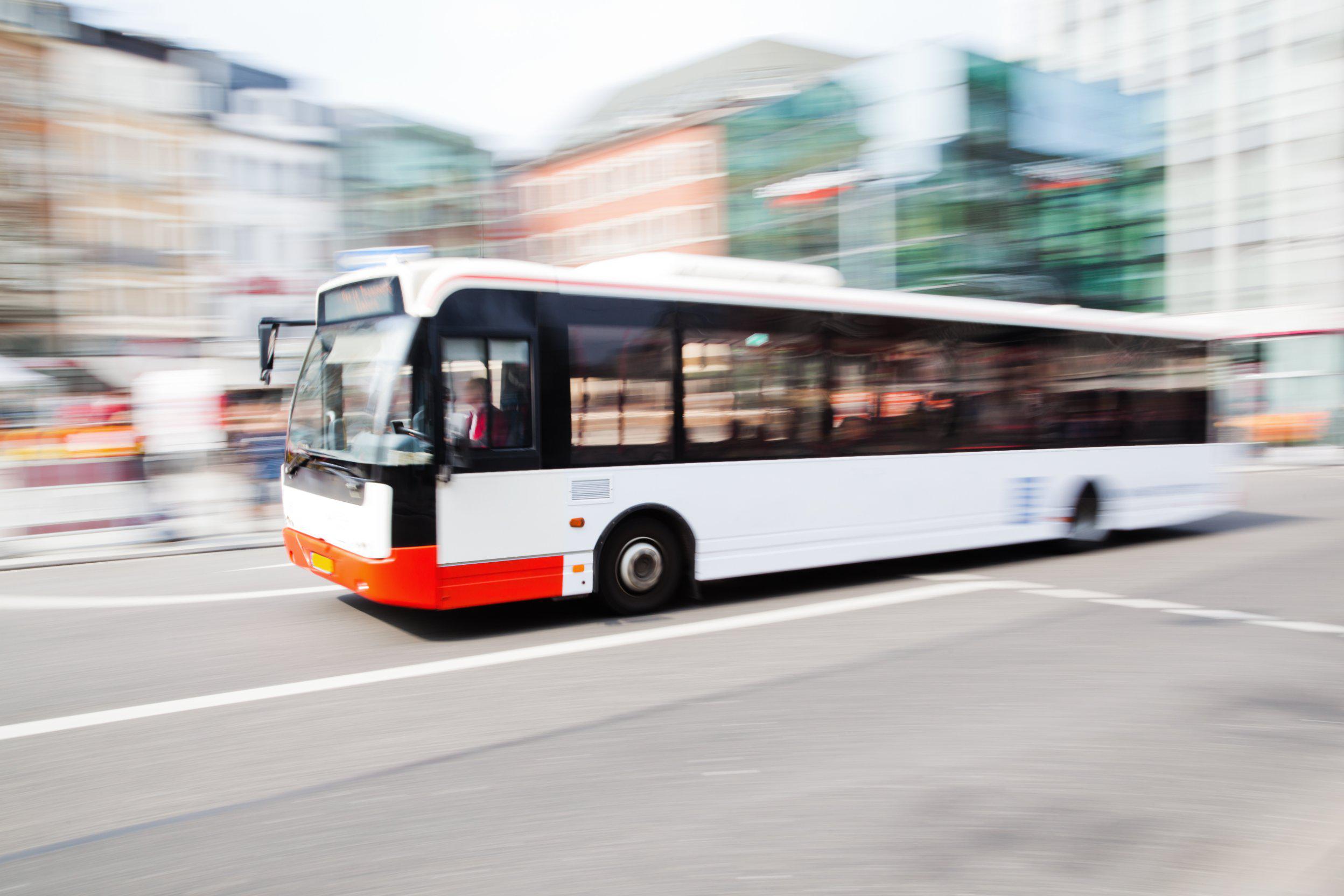 Bonus trasporti pubblici 2022, studenti e lavoratori: come ottenerlo, domanda online