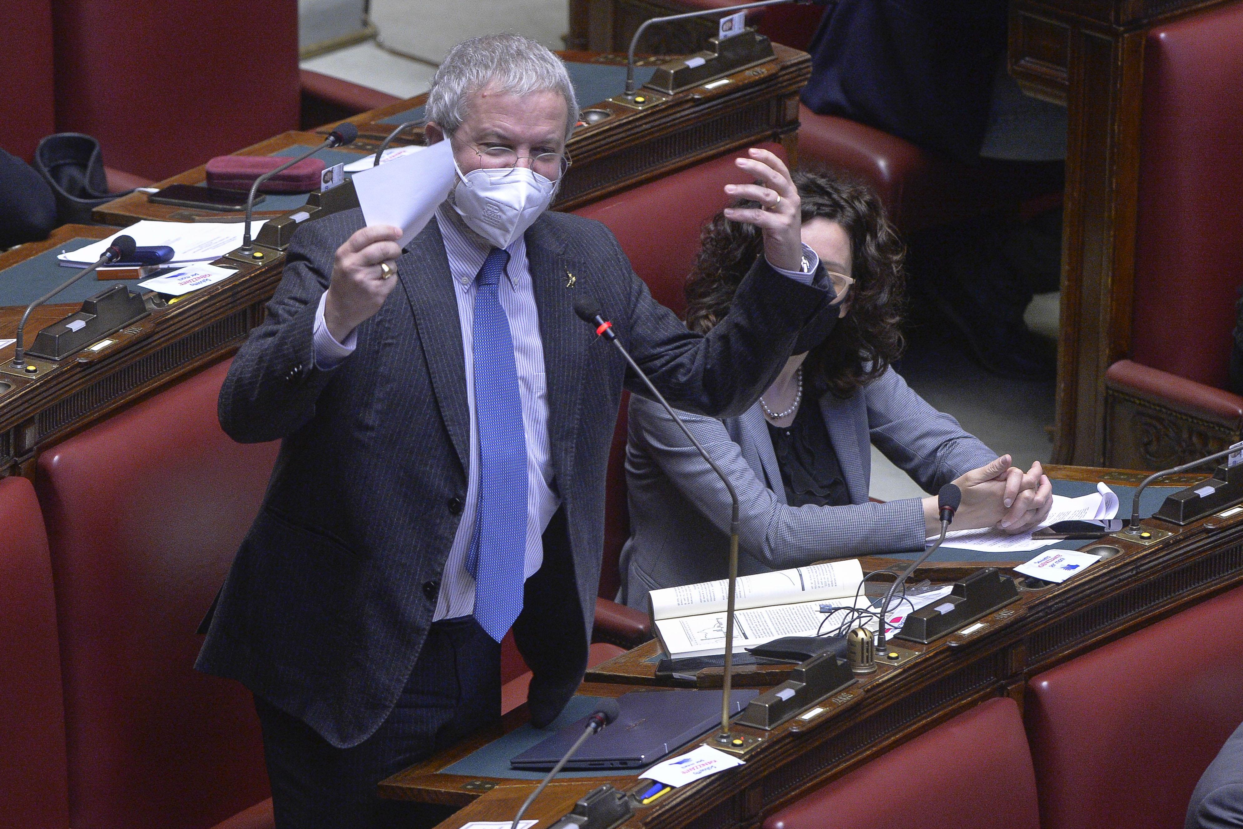 Borghi: "Il vaccino? Perché non chiedete a omosessuale se è sieropositivo?"