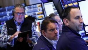 Borsa: a Piazza Affari corrono energetici, banche e Stellantis in rosso