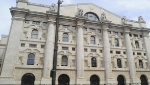Borsa, Piazza Affari maglia nera in Europa con extraprofitti