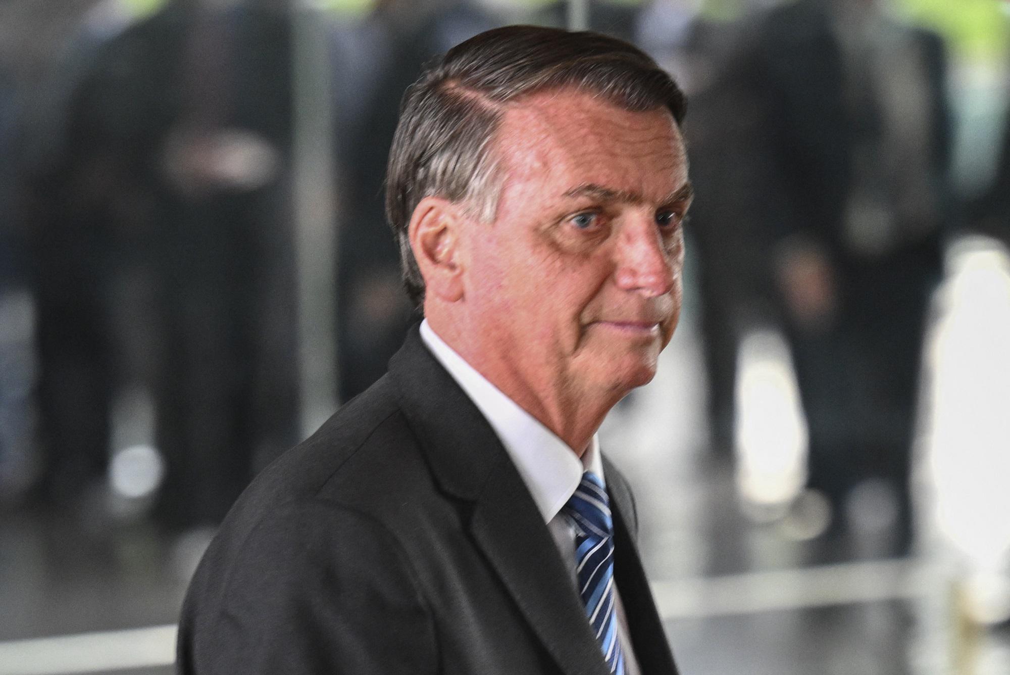 Brasile, Bolsonaro getta la spugna: "E' finita"