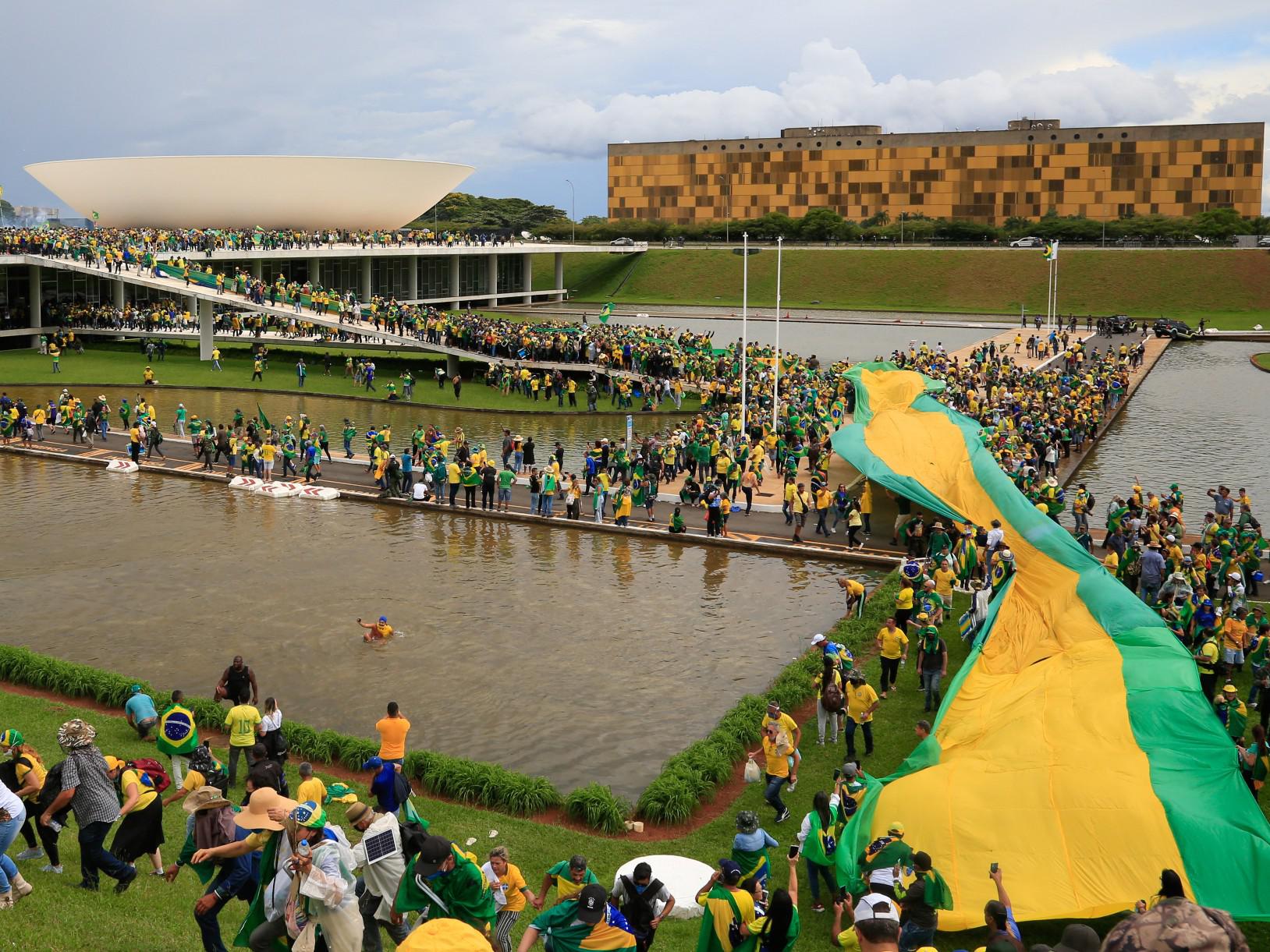 Brasile, esonerati tutti i vertici della sicurezza di Brasilia