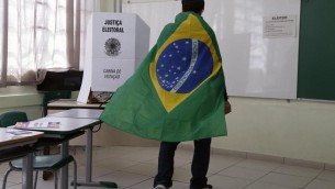 Brasile, rivoltosi con maglia Selacao: Bolsonaro esortò a indossarla