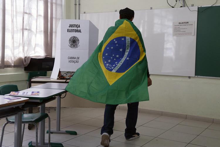Brasile, rivoltosi con maglia Selacao: Bolsonaro esortò a indossarla