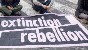 Brescia, Extinction Rebellion denuncia: "Attiviste costrette a spogliarsi e fare squat in questura"