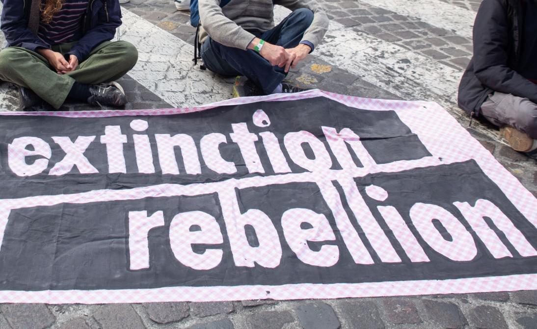 Brescia, Extinction Rebellion denuncia: "Attiviste costrette a spogliarsi e fare squat in questura"