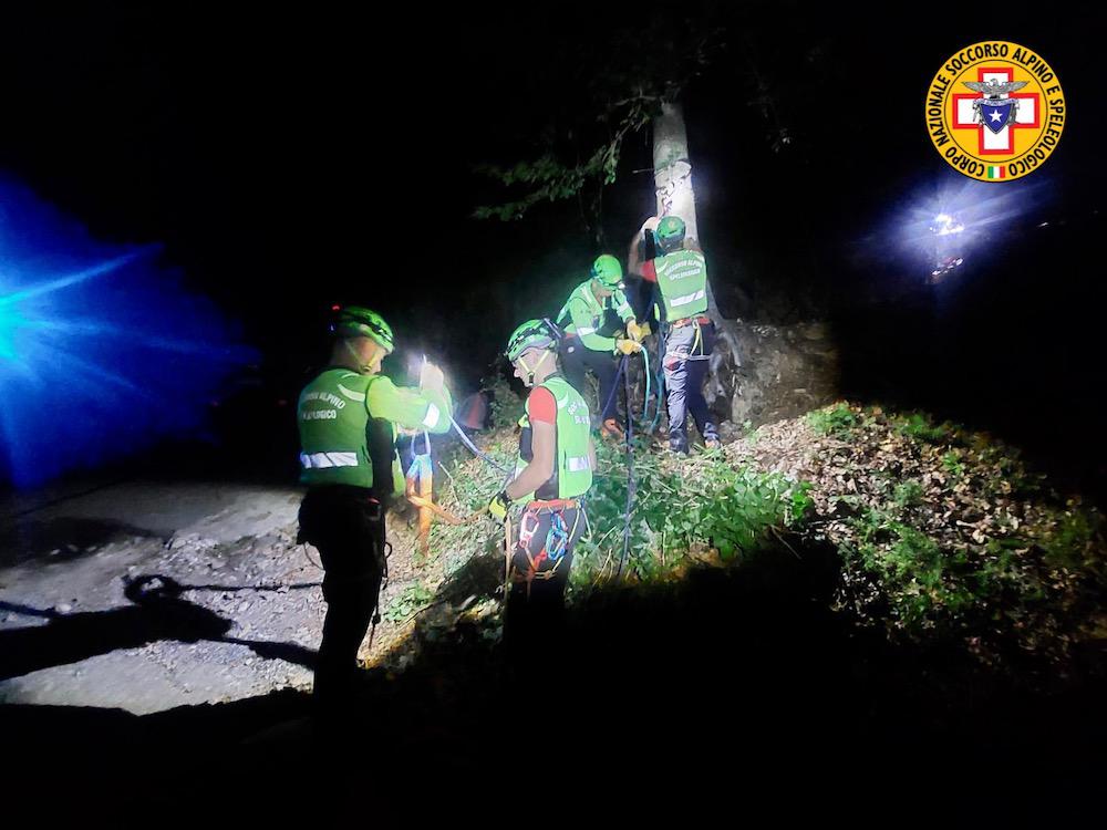 Brescia, finisce con la moto in una scarpata: morto 73enne