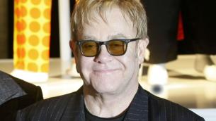 Brutta caduta per Elton John, tour rinviato