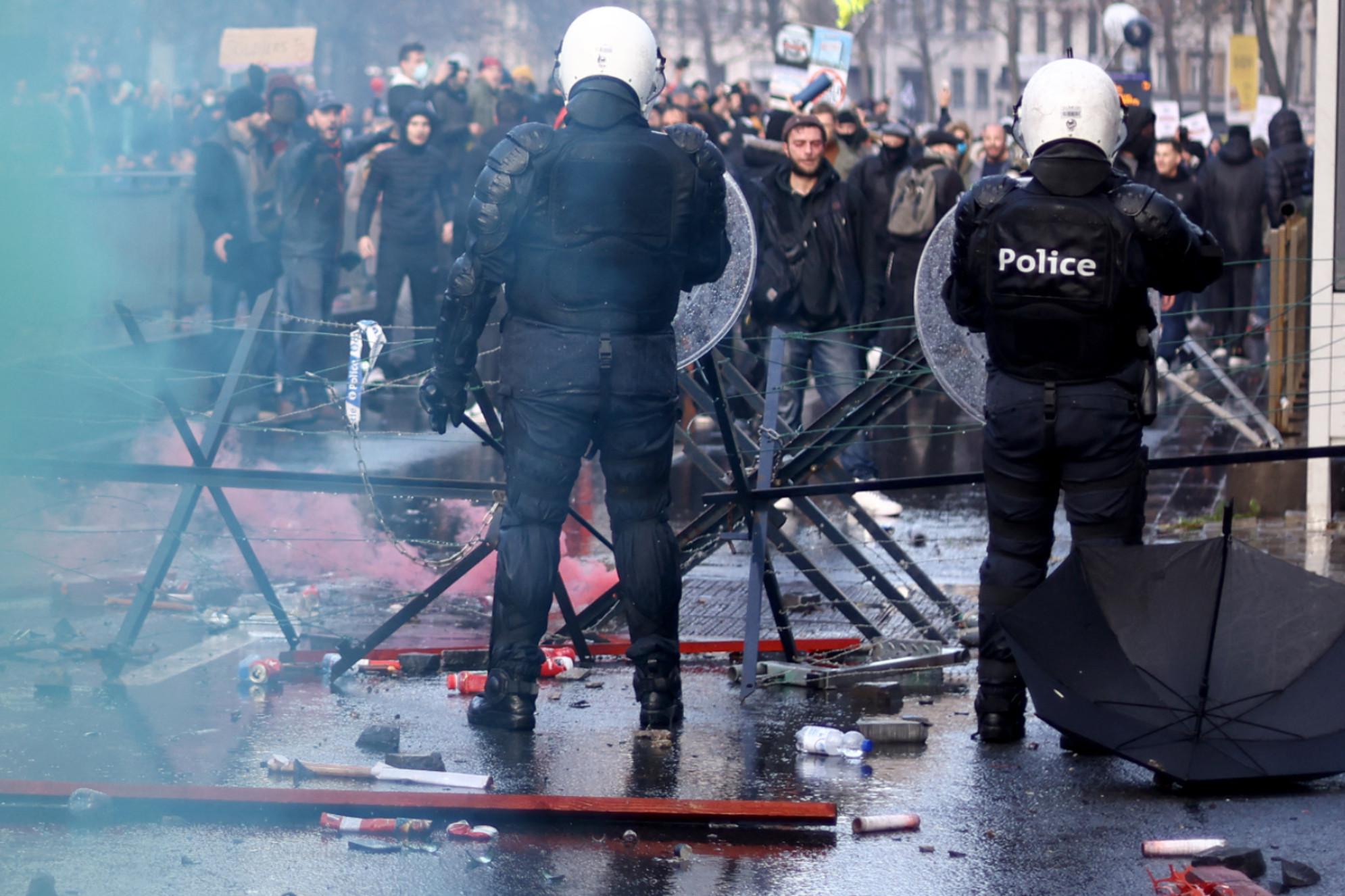 Bruxelles, oggi protesta 35mila No Vax e No Green Pass: scontri