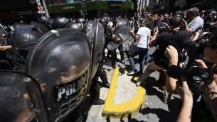 Buenos Aires, scontri durante le proteste contro il maxi decreto Milei