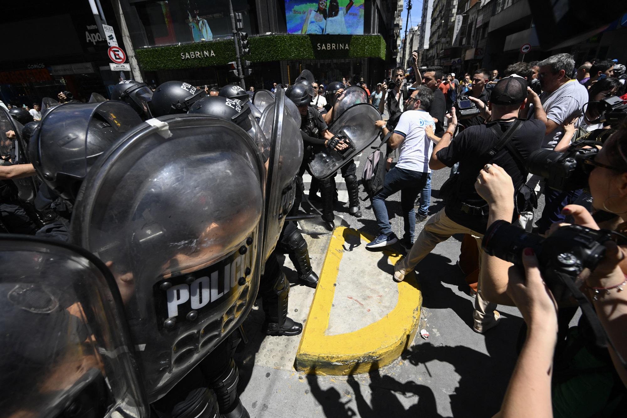 Buenos Aires, scontri durante le proteste contro il maxi decreto Milei