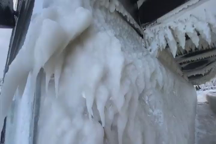 Bufera di neve Usa, a Buffalo le case intrappolate nel ghiaccio - Video