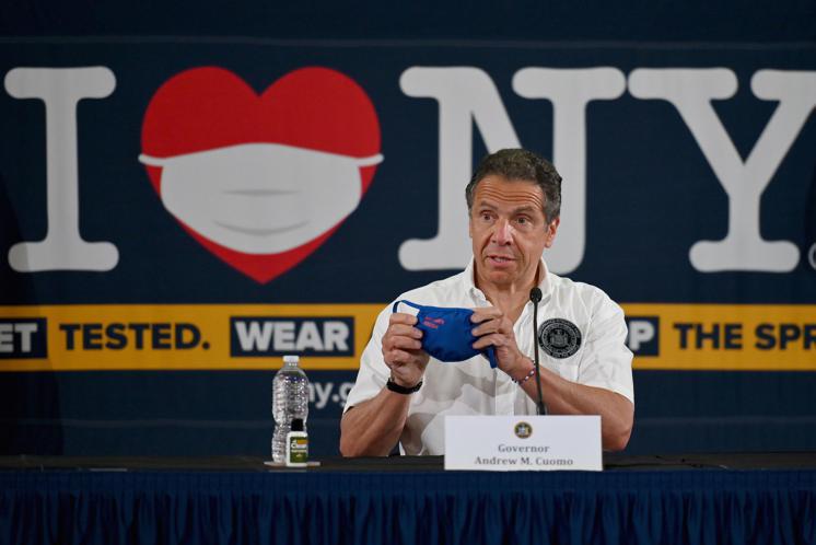 Bufera sul governatore Cuomo, l'accusa: "Ha molestato diverse donne"