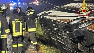 Bus con 79 turisti bosniaci a bordo esce fuori strada e si ribalta nel veneziano, oltre 30 feriti