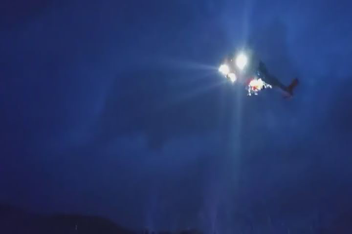 Bus in mare in Norvegia, le immagini dei soccorsi sotto la neve - Video