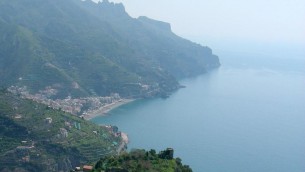 Bus turistico precipita a Ravello, soccorsi sul posto