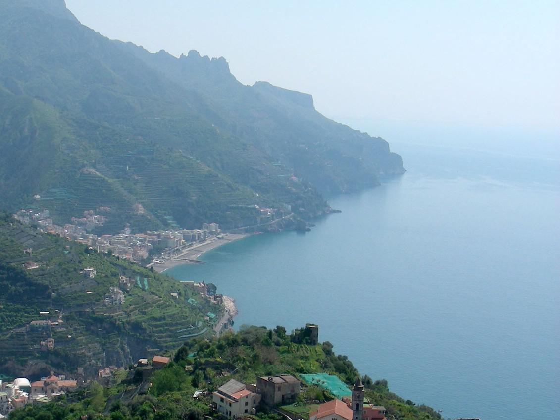 Bus turistico precipita a Ravello, soccorsi sul posto