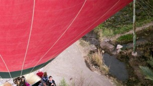 Cade durante un tour in mongolfiera e muore