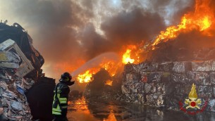 Calabria in fiamme, allarme dei pompieri: "Popolazione a rischio, 77 roghi attivi e dolosi"