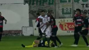 Calcio in testa all'arbitro, giocatore arrestato per tentato omicidio - Video