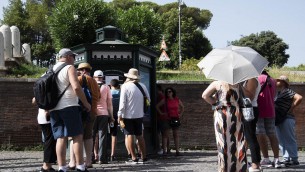 Caldo in Italia, oggi nessun bollino rosso ma 10 città in arancione