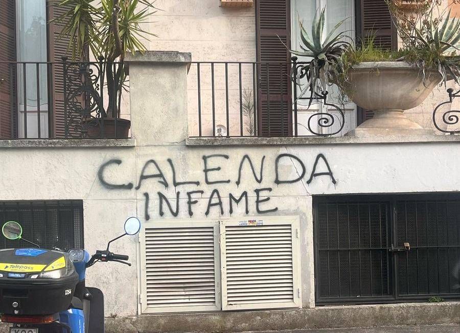 Calenda, scritta intimidatoria davanti scuola del figlio