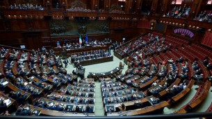 Camera, allattare in Aula ora si può