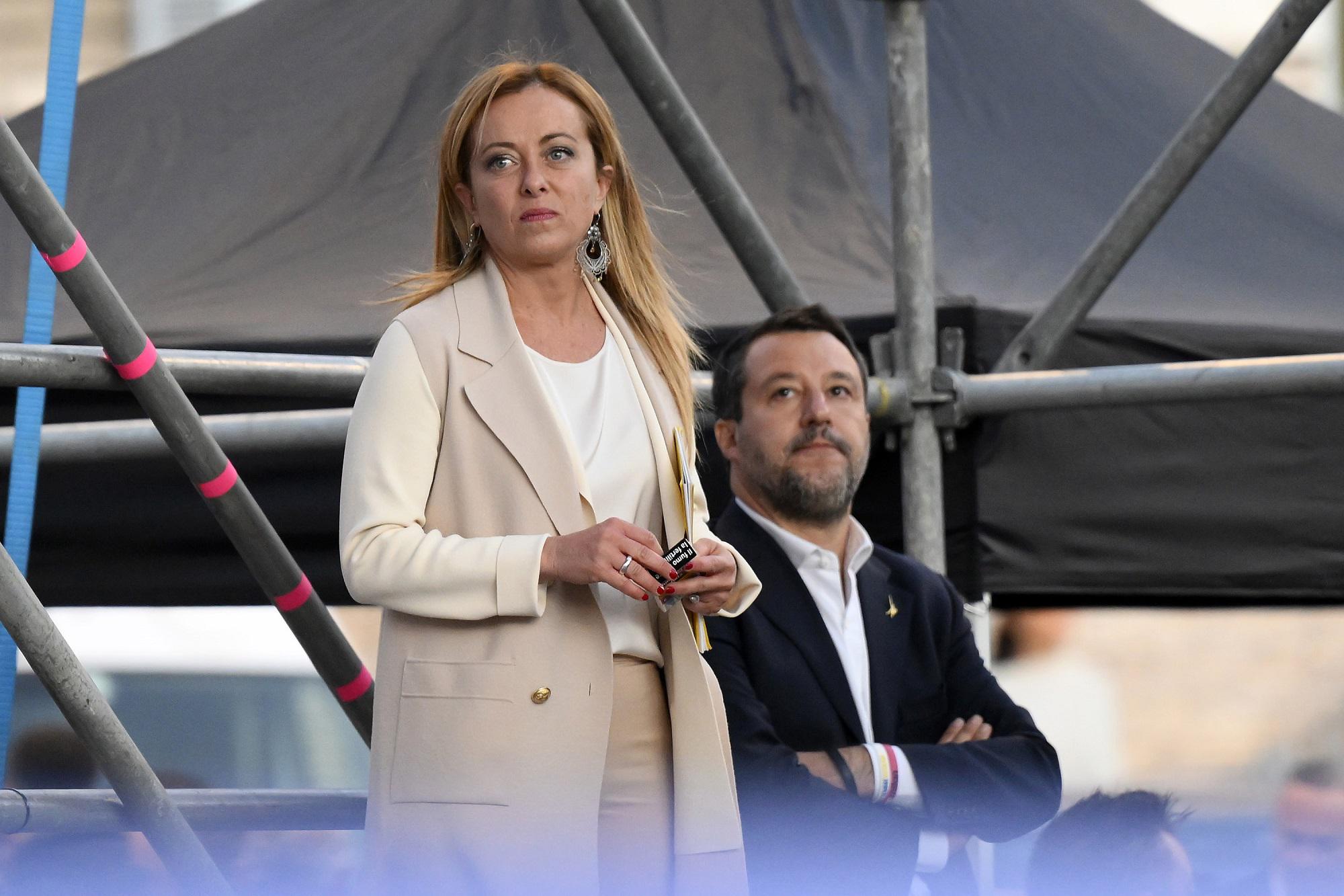 Camera, striscione anti Fontana: la reazione di Salvini e Meloni