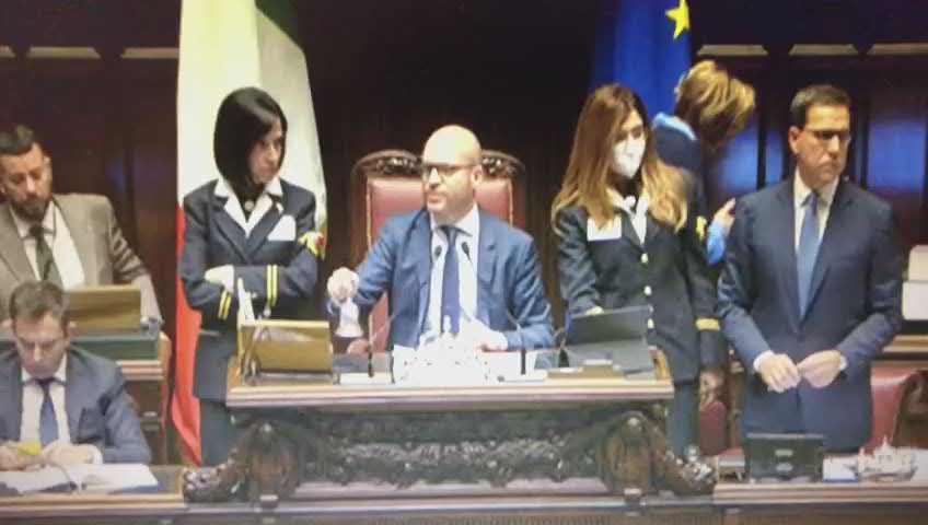 Camera, tensione in Aula: dito medio in primo piano - Video