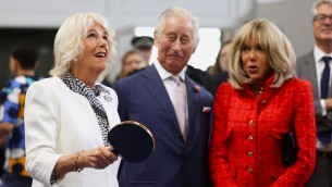 Camilla e Brigitte Macron, sfida a ping pong nel segno dell'amicizia