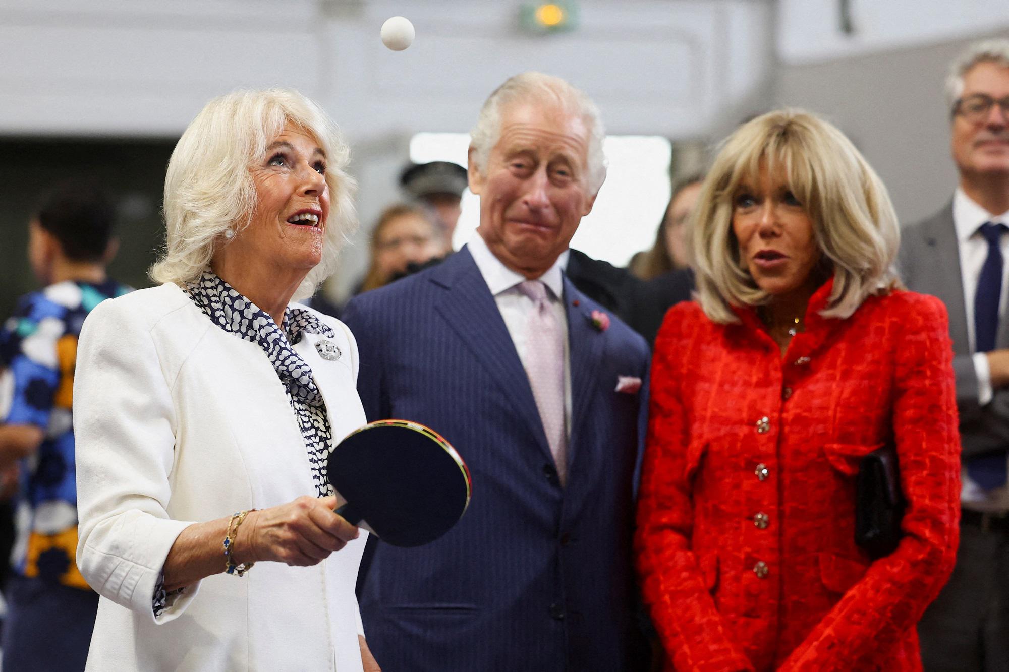 Camilla e Brigitte Macron, sfida a ping pong nel segno dell'amicizia