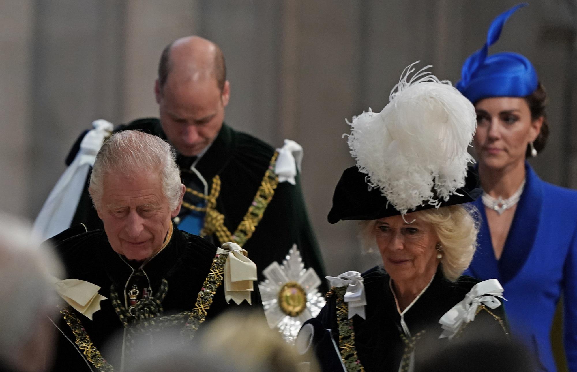 Camilla ha lo scettro e Kate lo erediterà, ma su come 'tenersi stretto un Principe' non sono (per niente) d'accordo