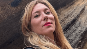Cammina per strada e un gatto nero le cade in testa: trauma cranico per Zita Fusco (ex Amici)