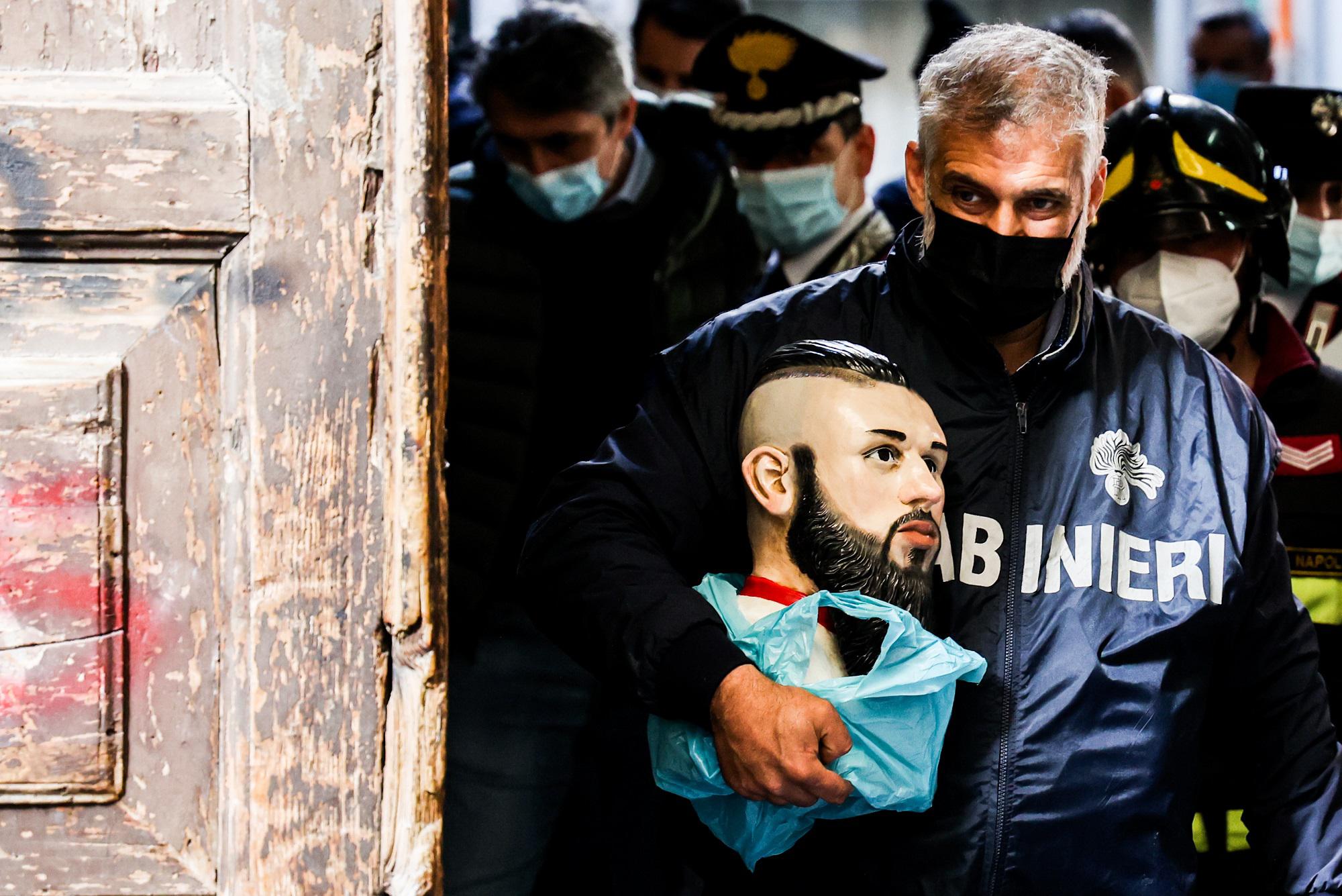 Camorra, 21 arresti nel clan Sibillo: rimosso l’altarino del 'baby boss'