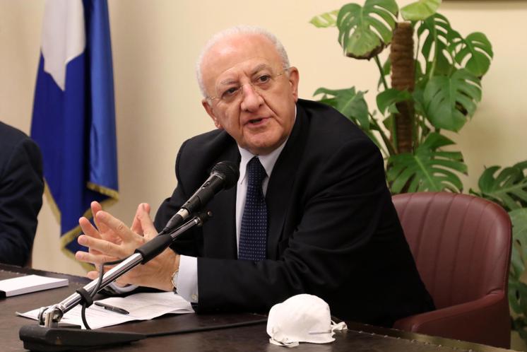 Campania zona gialla, card vaccino: ordinanza, cosa si può fare