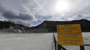 Campi Flegrei, Musumeci: "Ci prepariamo a eventuale innalzamento allerta"