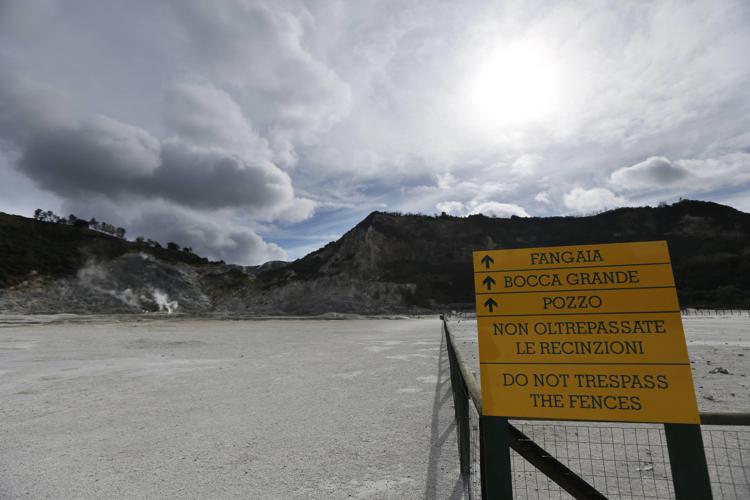 Campi Flegrei, Musumeci: "Ci prepariamo a eventuale innalzamento allerta"