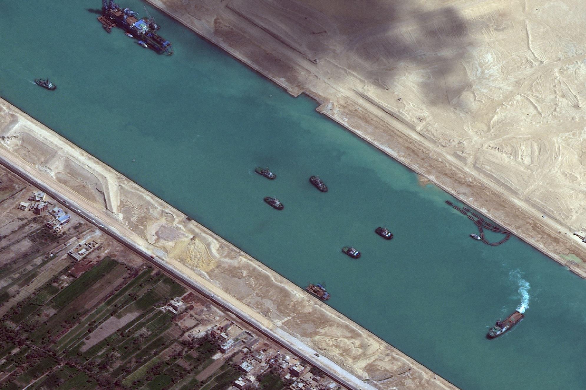 Canale Suez bloccato, un'altra nave arenata