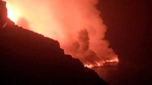 Canarie, eruzione vulcano Cumbre Vieja: lava in mare per 17 ettari