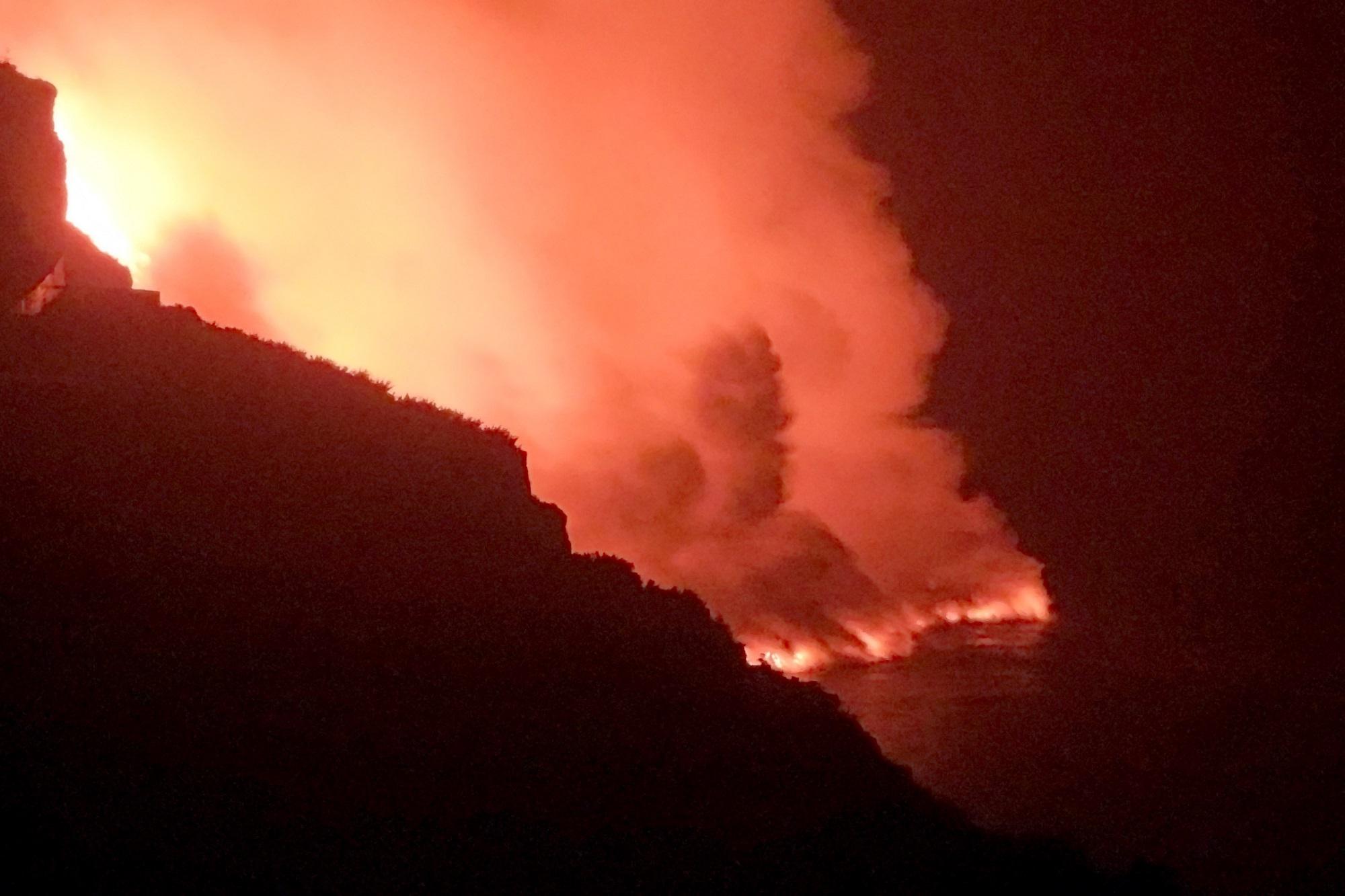 Canarie, eruzione vulcano Cumbre Vieja: lava in mare per 17 ettari